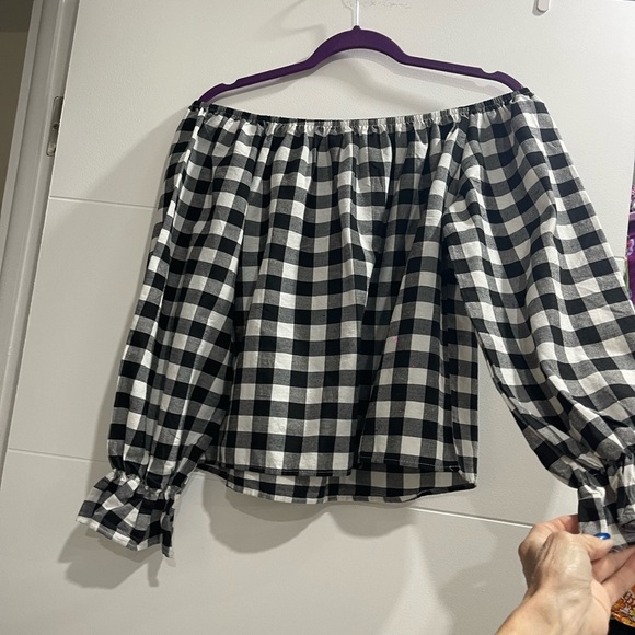 Off the shoulder long sleeve very unique style - Picture 4 of 4